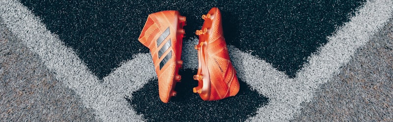 世界杯冠军奖杯大力神杯特写，金光闪闪，背景虚化