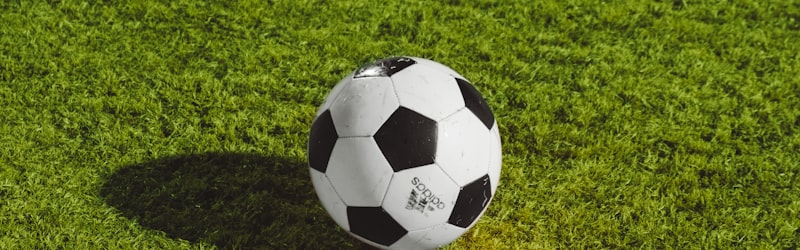 阿根廷与法国历史交锋场景，球员在场上激烈拼抢